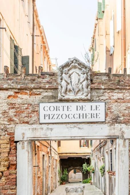 Dream's Door With Canal View In * Veneza